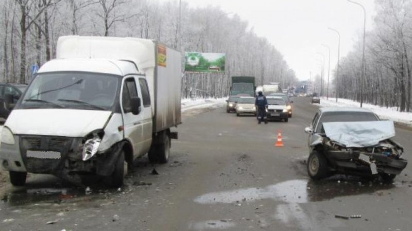 В аварии на Окружной пострадал молодой водитель ВАЗ-21099