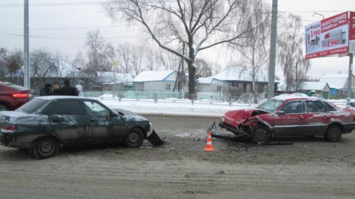 В результате утренней аварии в Терновке пострадали три человека