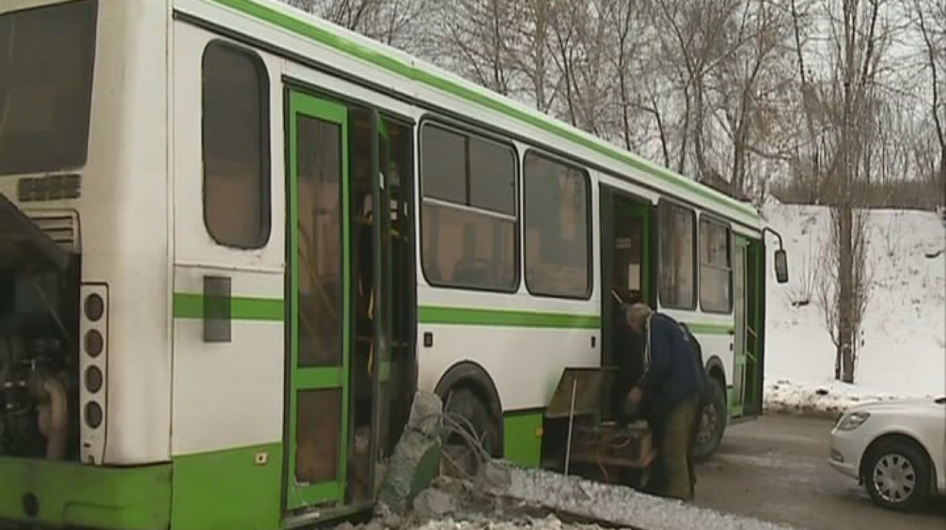 На улице Кижеватова автобус врезался в световую опору