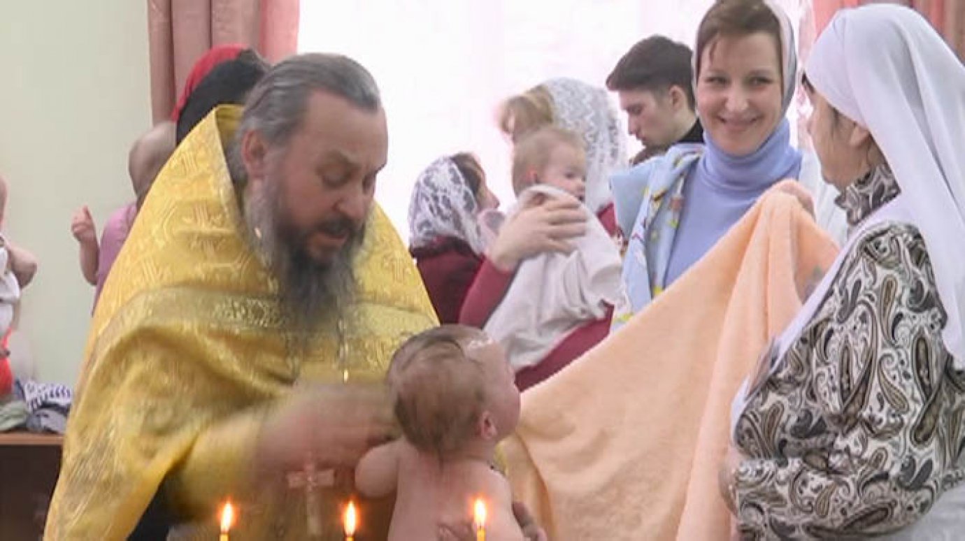 В доме ребенка в Кузнецке покрестили 13 малышей