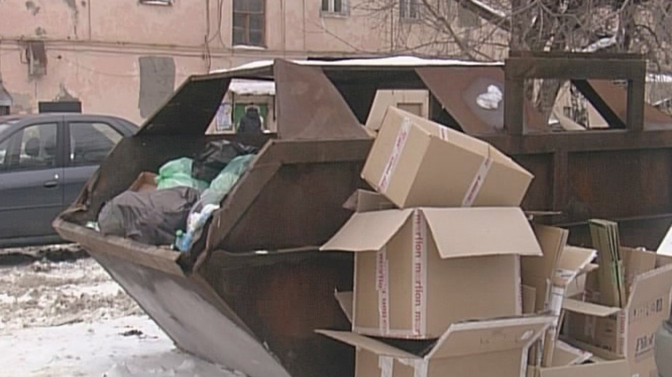 Жители дома ул. Володарского просят убрать мусорный бак дальше от двора