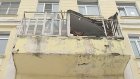 Упавший с крыши снег разрушил балконы дома на ул. Ленина