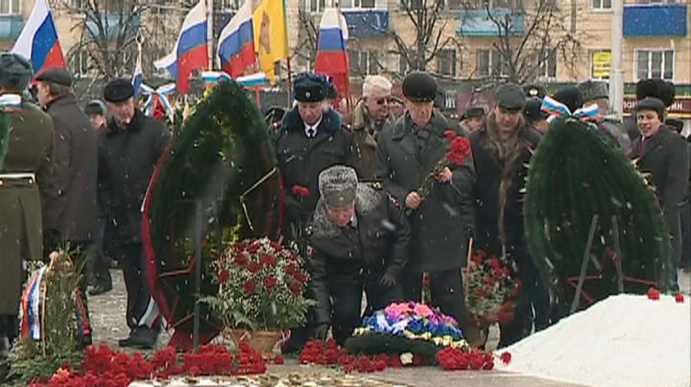 23 Февраля пензенцы возложили цветы и венки к памятнику Победы