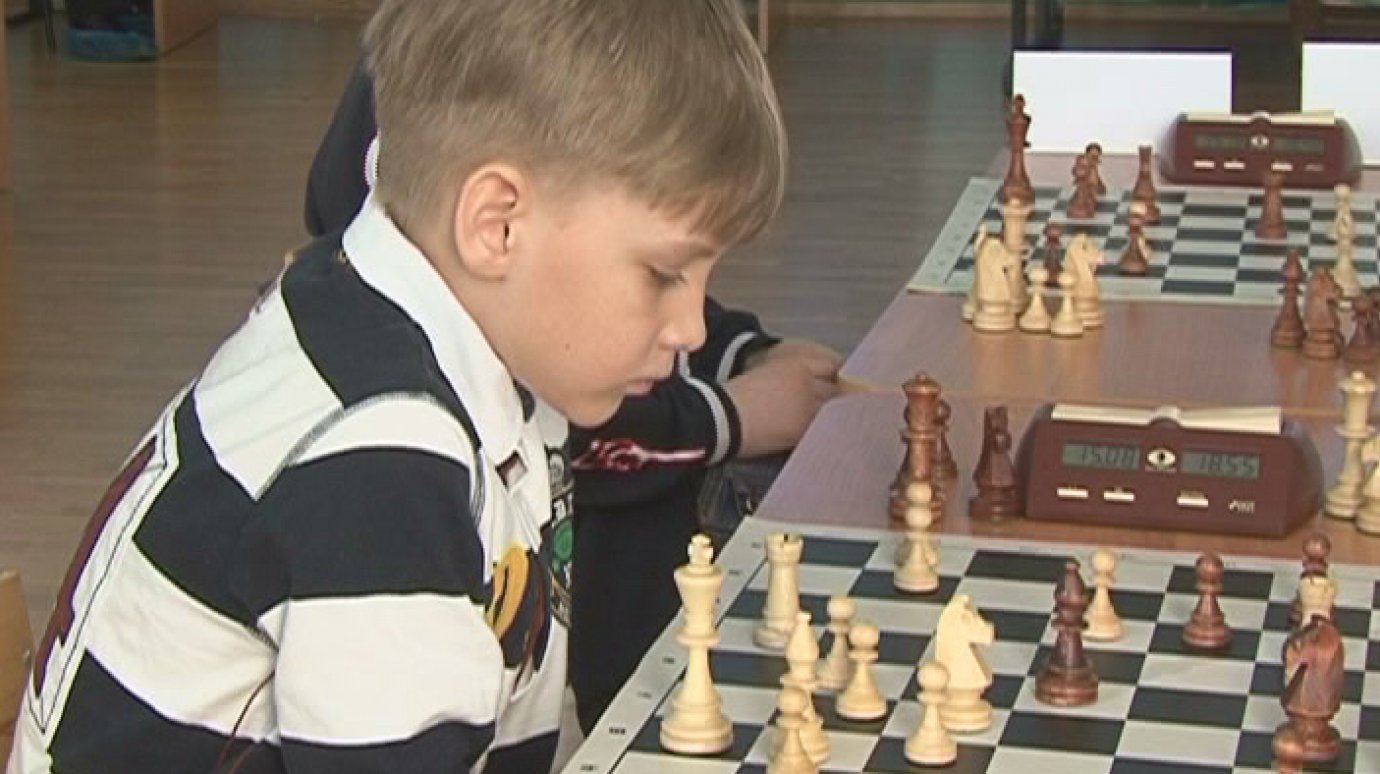 Стартовали соревнования по шахматам среди школьников «Белая ладья»