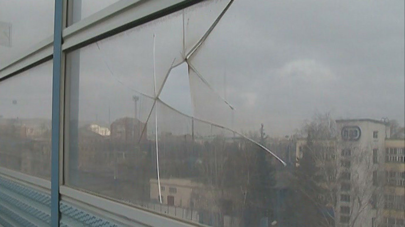 Вандалы разбили стекла на новом мосту через Суру