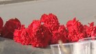 Пензенцы несут цветы и свечи к месту аварии на улице Окружной