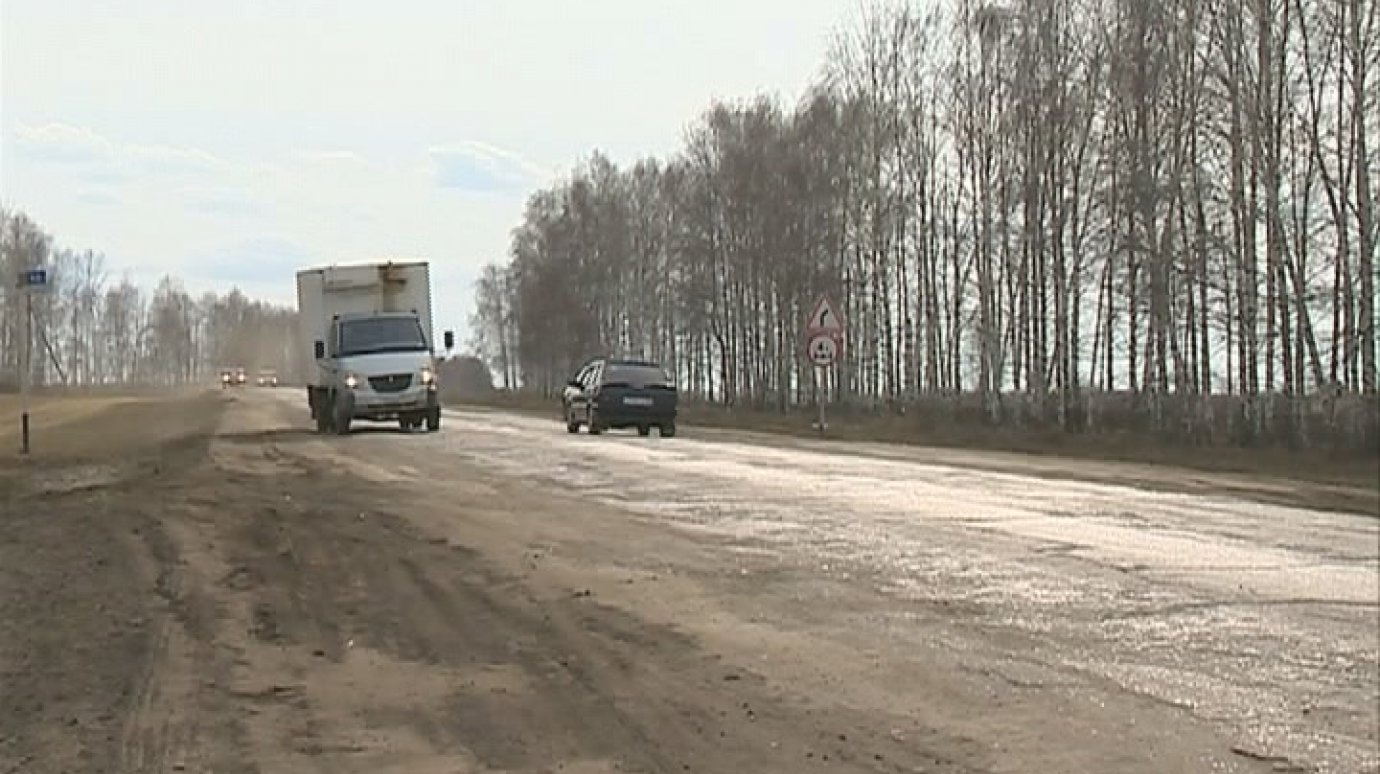 Школьники Александровки остались без транспорта из-за разбитой дороги