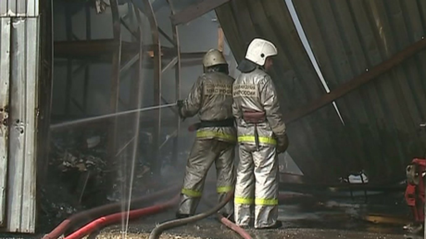 В Терновке сгорел склад с упаковочными коробками
