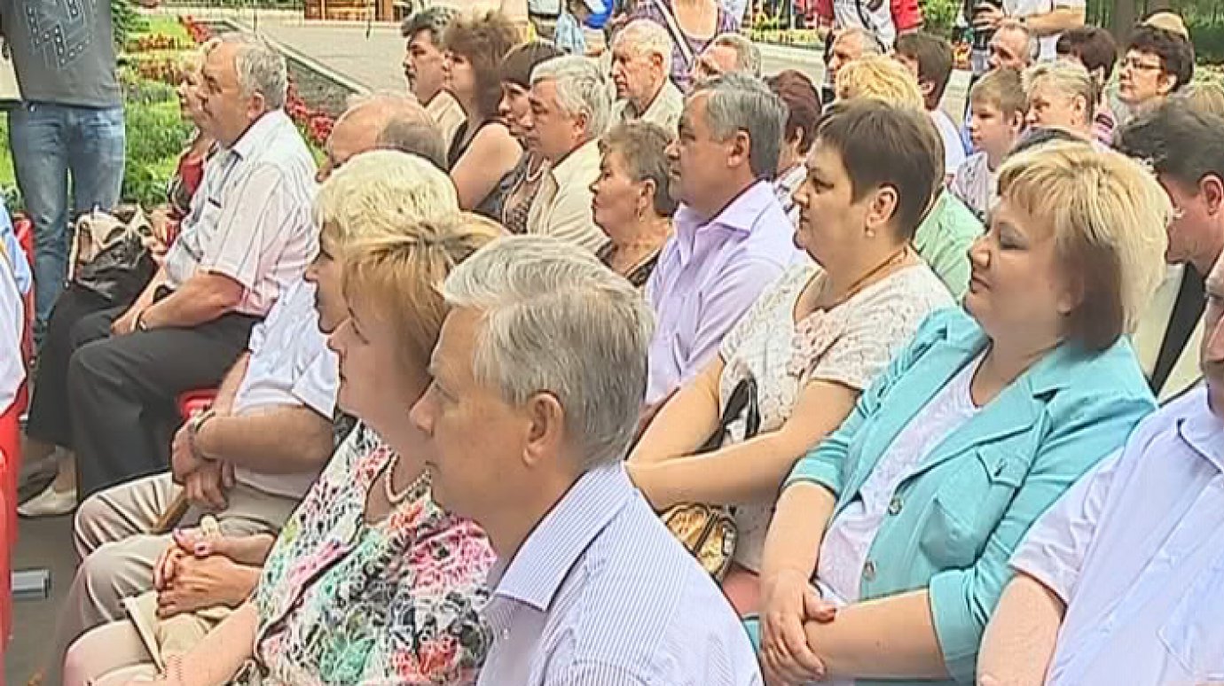 70 семейных пар отметили день Петра и Февронии в парке Белинского