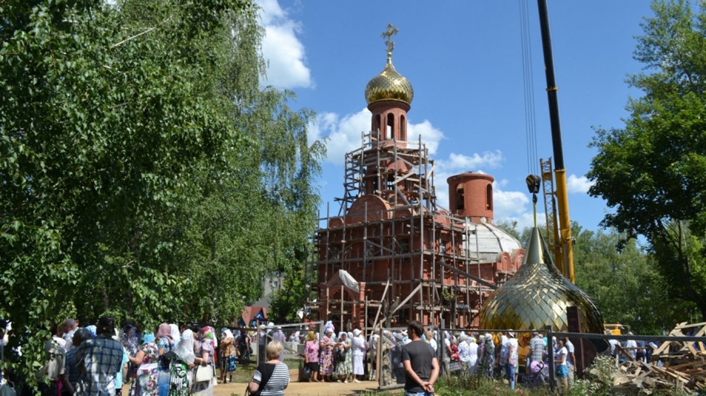 В Каменке воздвигли центральный купол и крест на храм Александра Невского