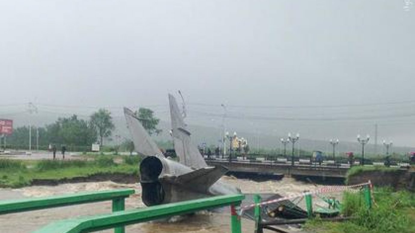 В Магадане два самолета смыло в реку
