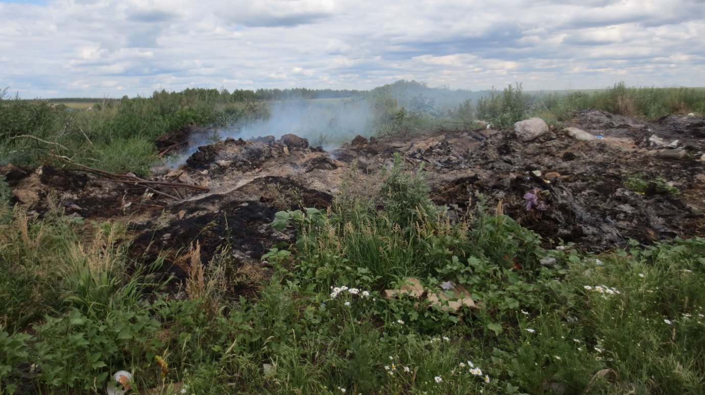 В Тамалинском районе горит свалка возле села Обвал
