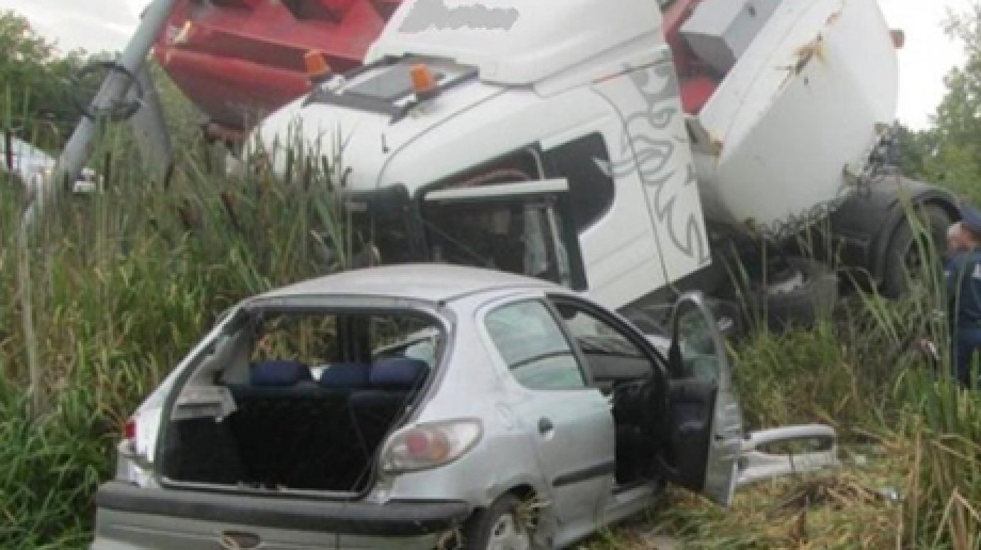 При столкновении Peugeot и Scania на Чаадаева пострадали две женщины