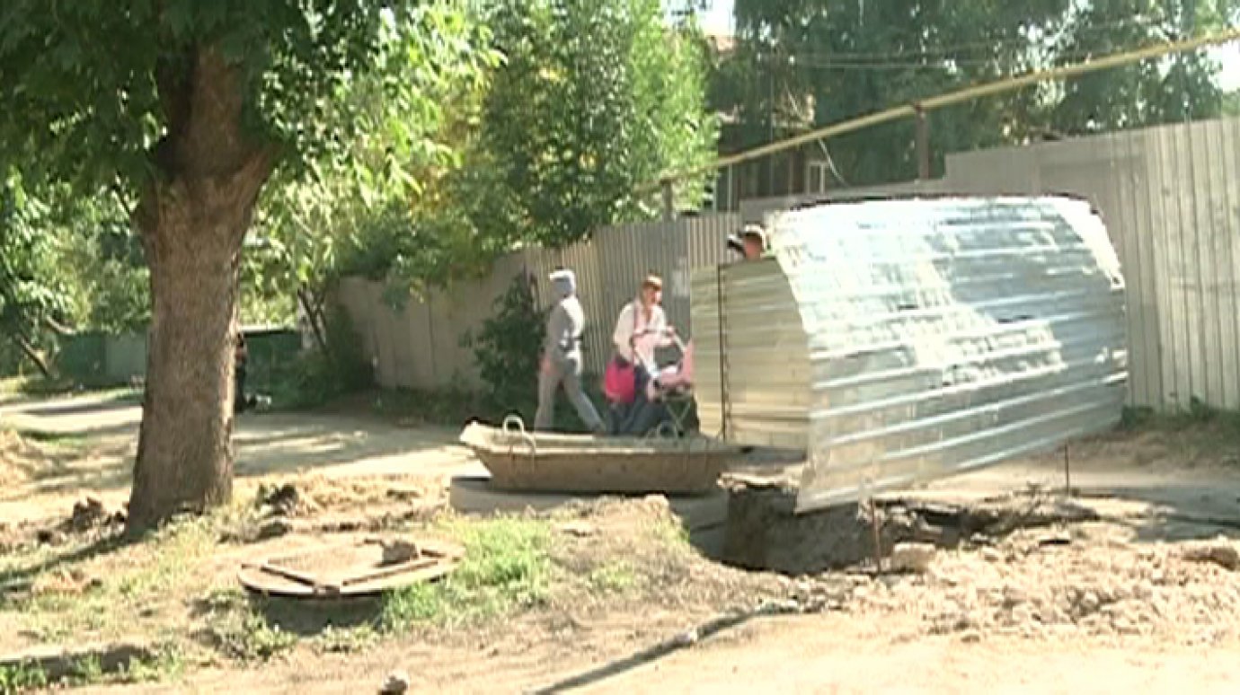 Дорожники не смогли проложить тротуар на Захарова из-за ремонта труб