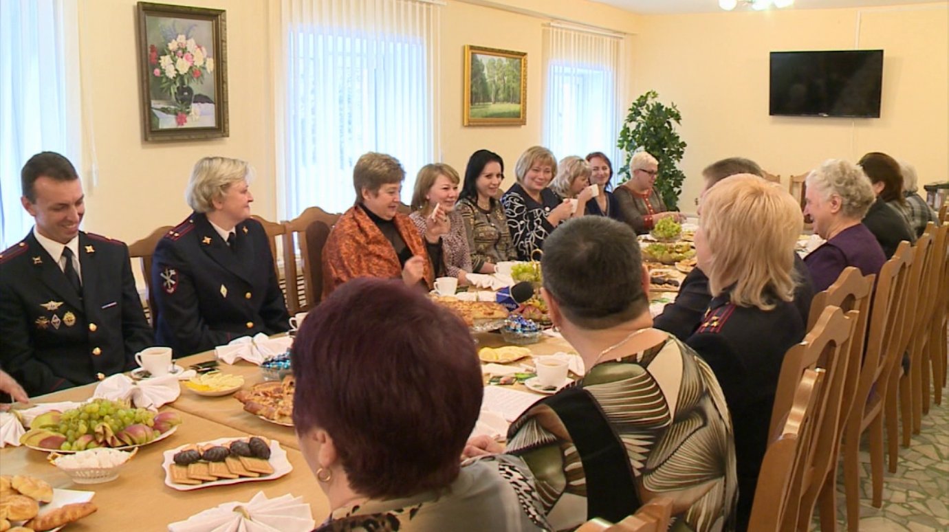 Юрий Рузляев встретился с вдовами погибших при исполнении полицейских