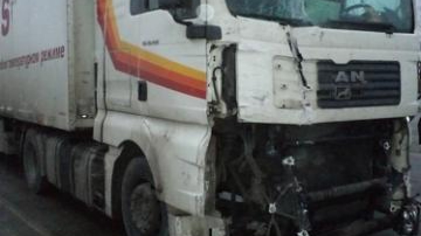 В Кузнецке столкнулись грузовики, пострадали две женщины