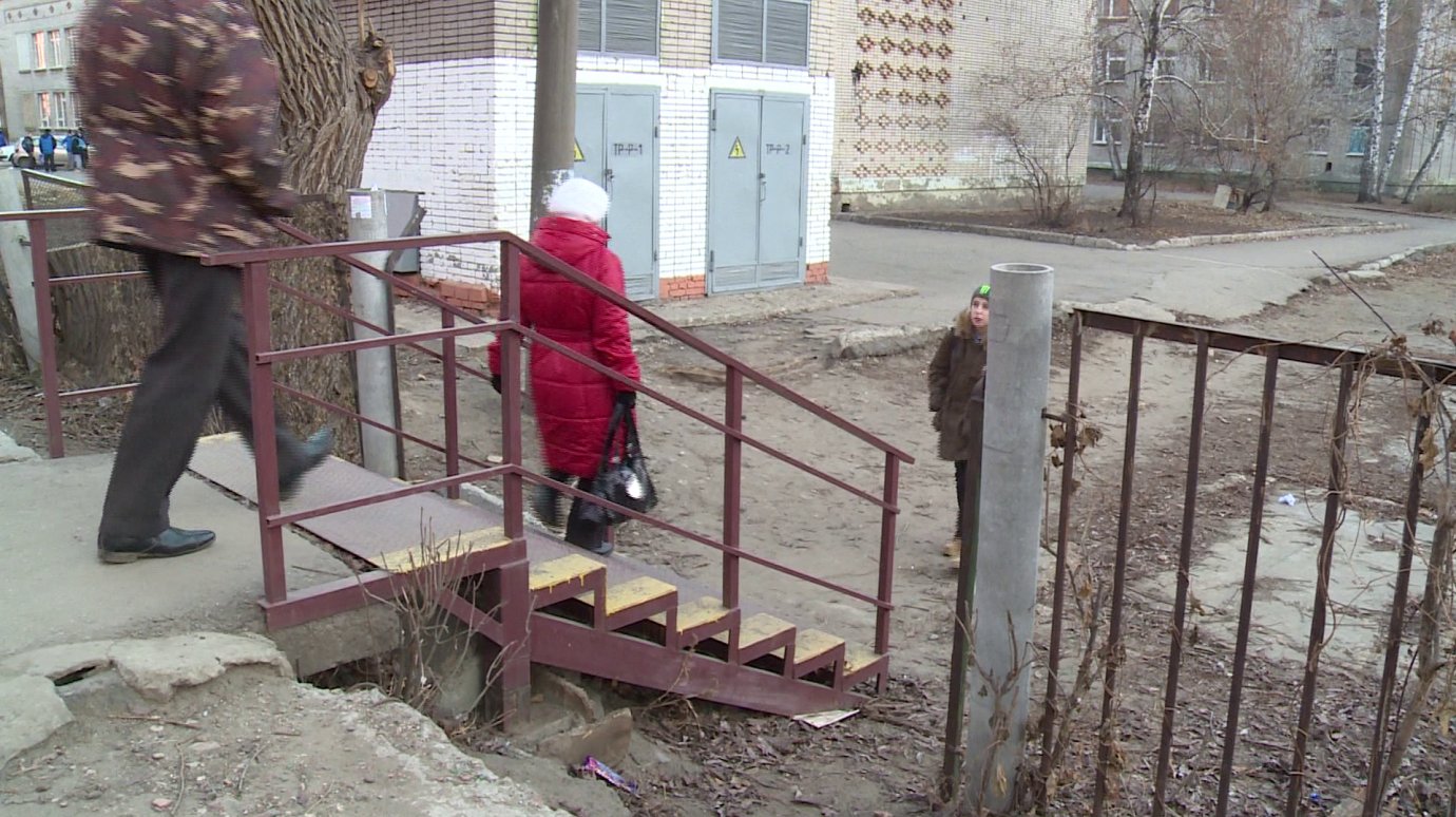 На улице Ватутина бетонную лестницу заменили на металлическую