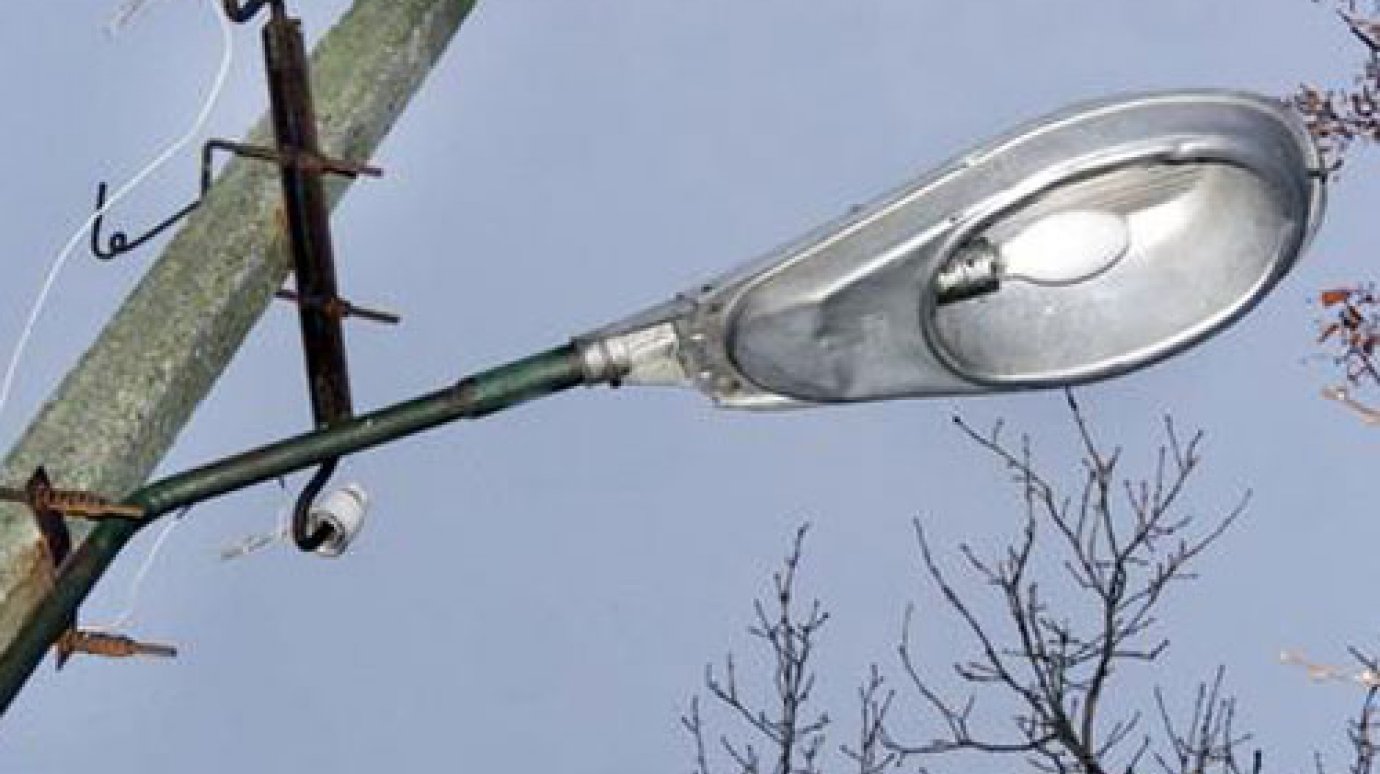 Прокурор требует установить фонари вдоль дорог в Лопатинском районе