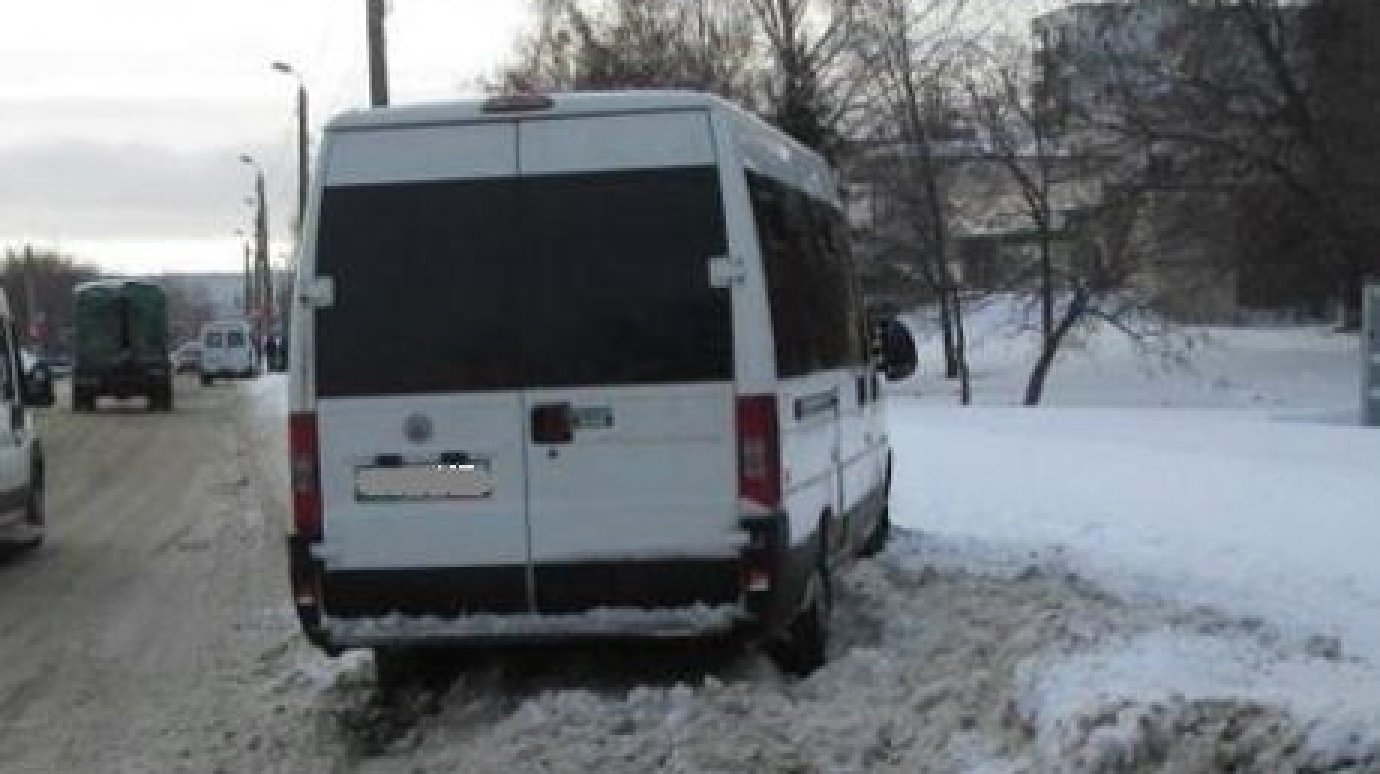 В Пензе микроавтобус врезался в снежный вал, пострадала пассажирка