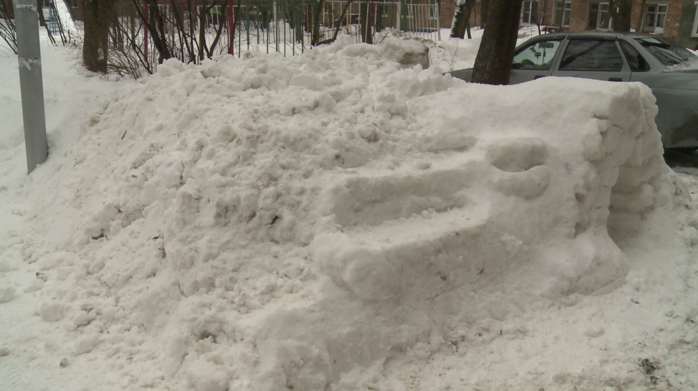Жители улицы Попова жалуются на снежные сугробы во дворах
