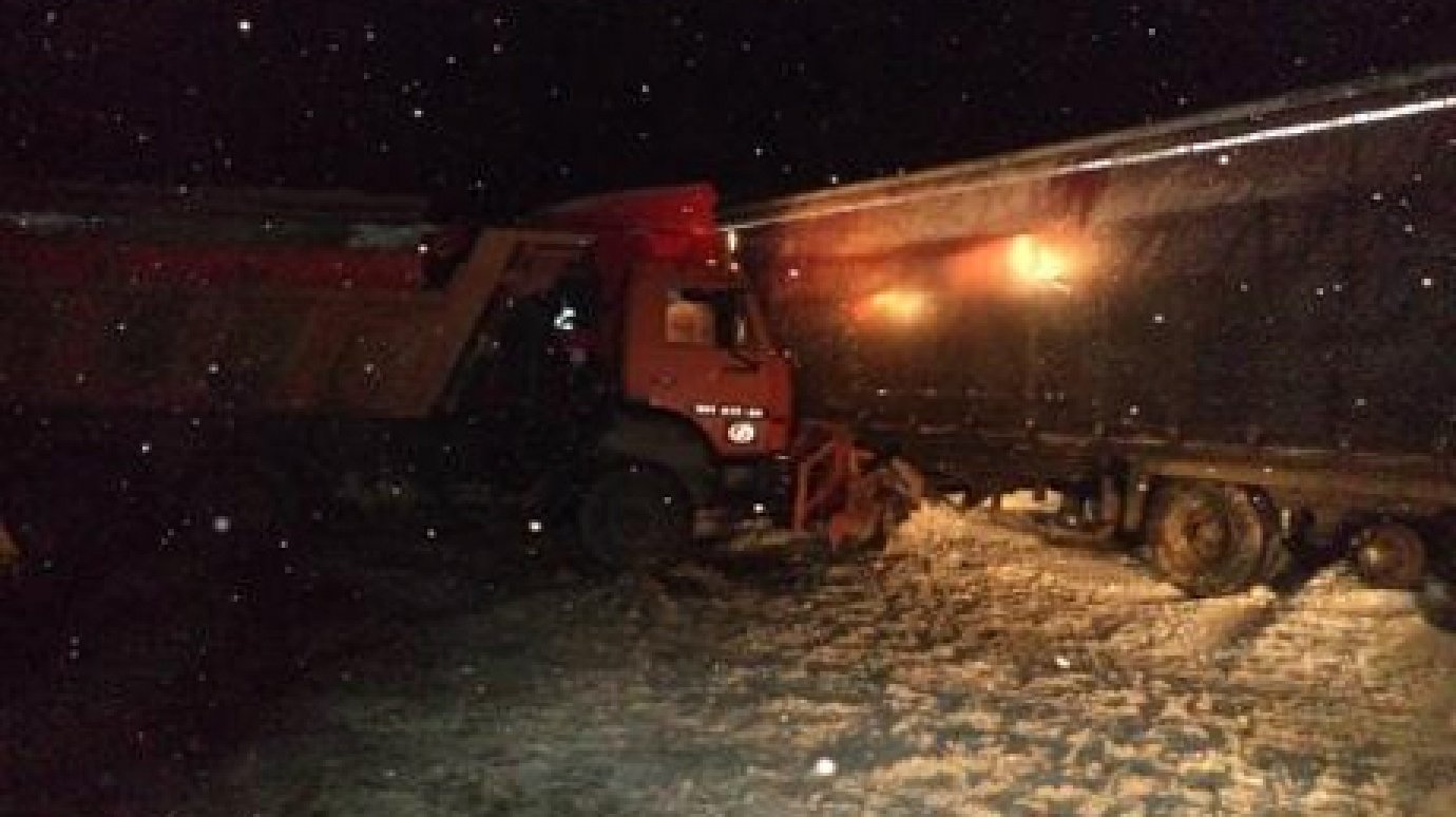 В Кузнецком районе Volvo врезался в КамАЗ и сбил водителя DAF