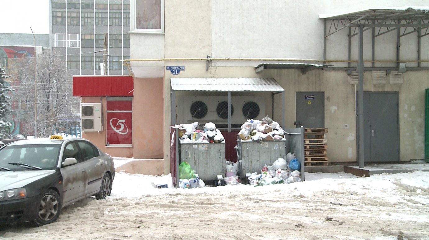 Коммунальщики нерегулярно вывозят мусор с улицы Свердлова