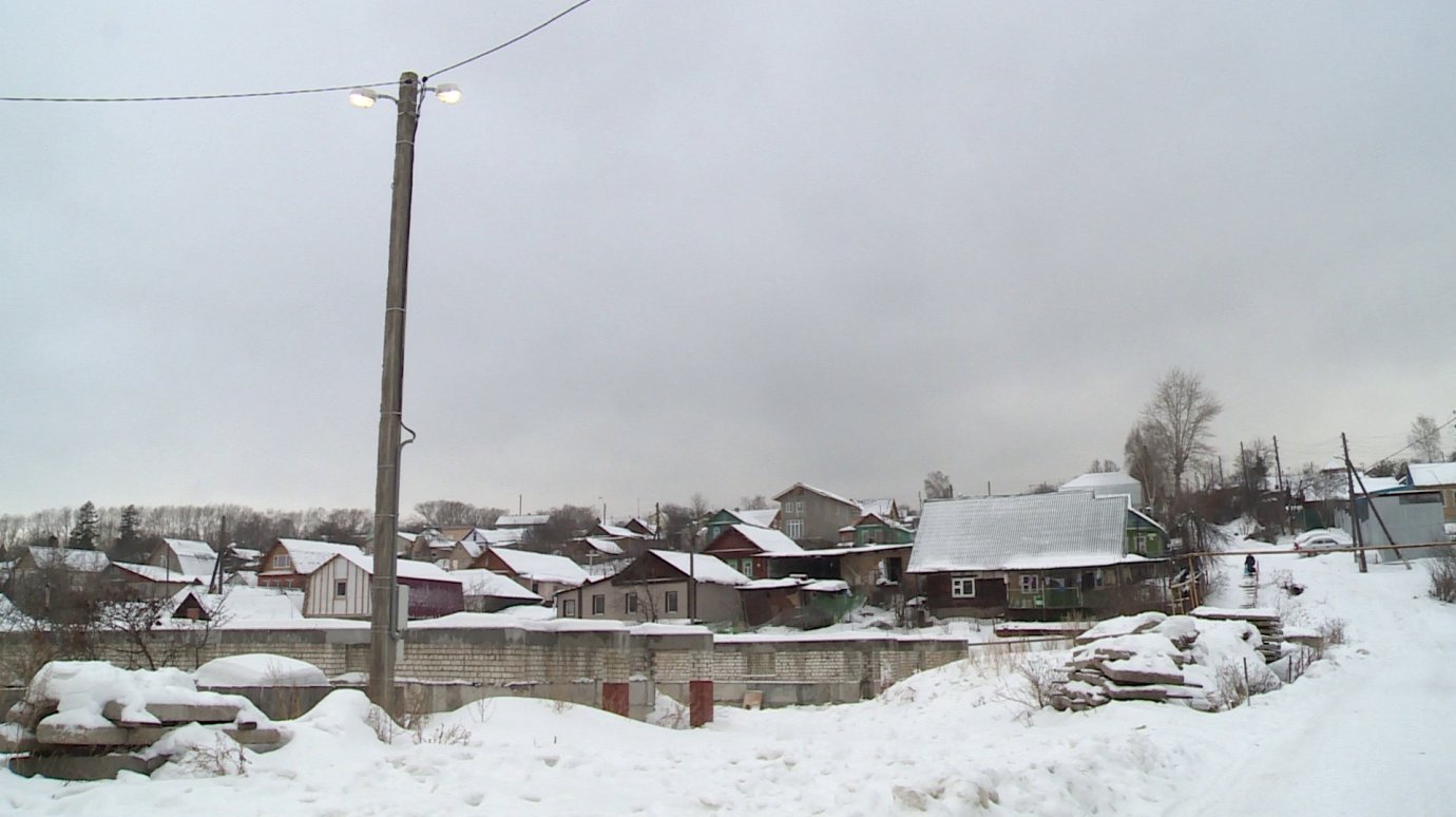 Жители ул. Лескова жалуются на горящие днем фонари