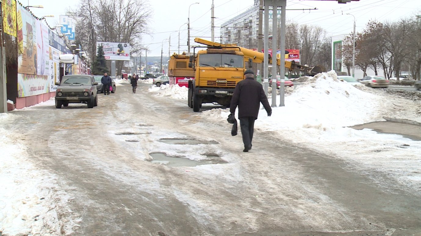 Автолюбители используют тротуар на Карпинского как проезжую часть