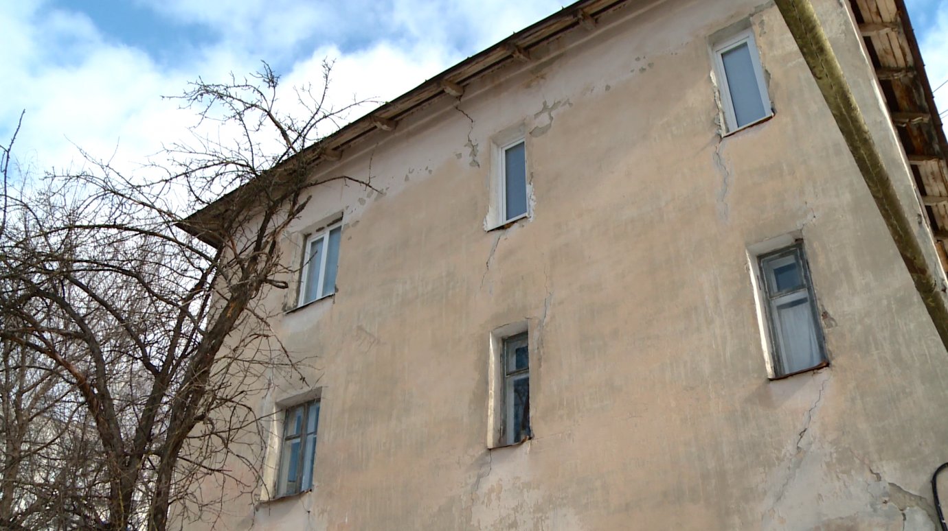 Жители дома на Суворова жалуются на неисправную проводку в подъезде