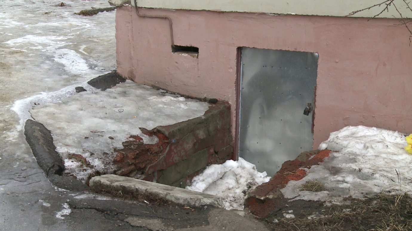 Жители дома на Тепличной страдают от запаха канализации в квартирах
