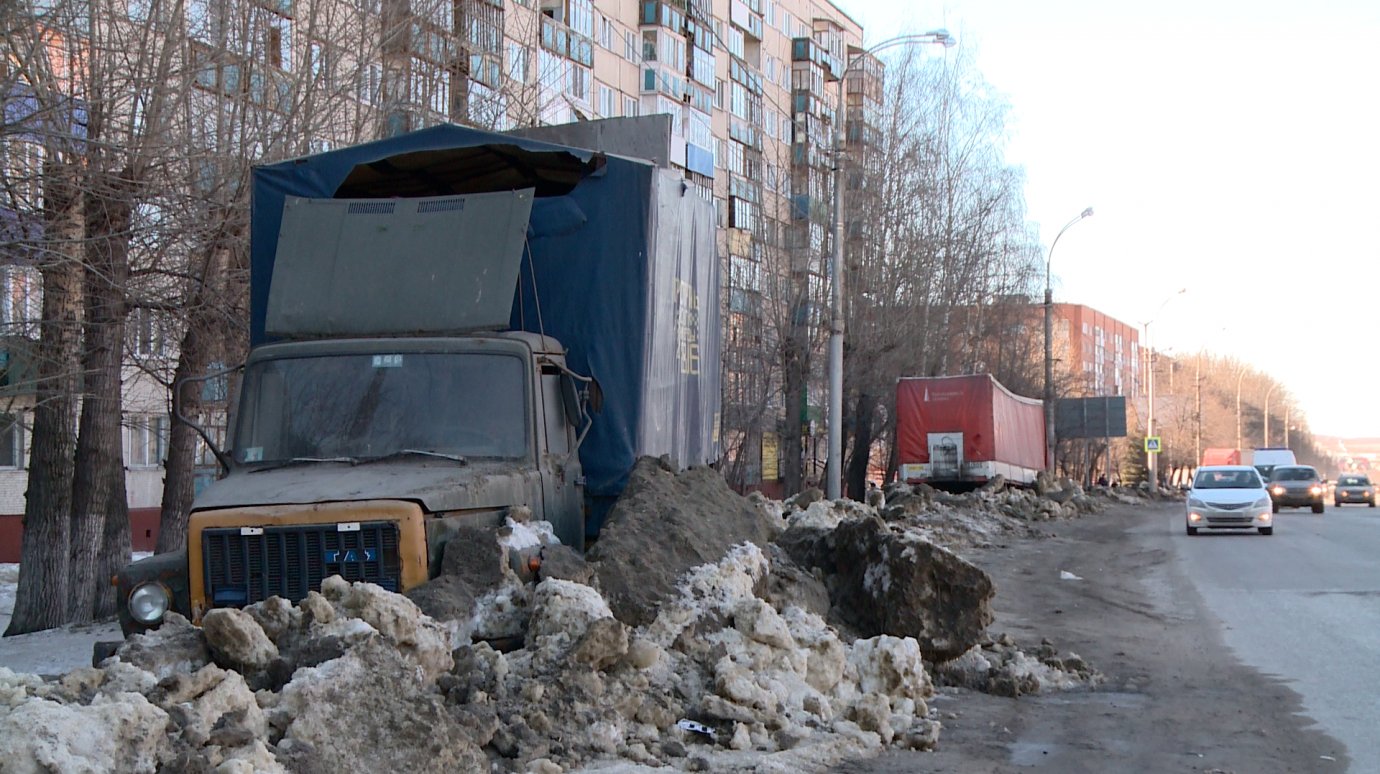 Брошенный грузовик создает аварийные ситуации на проспекте Победы