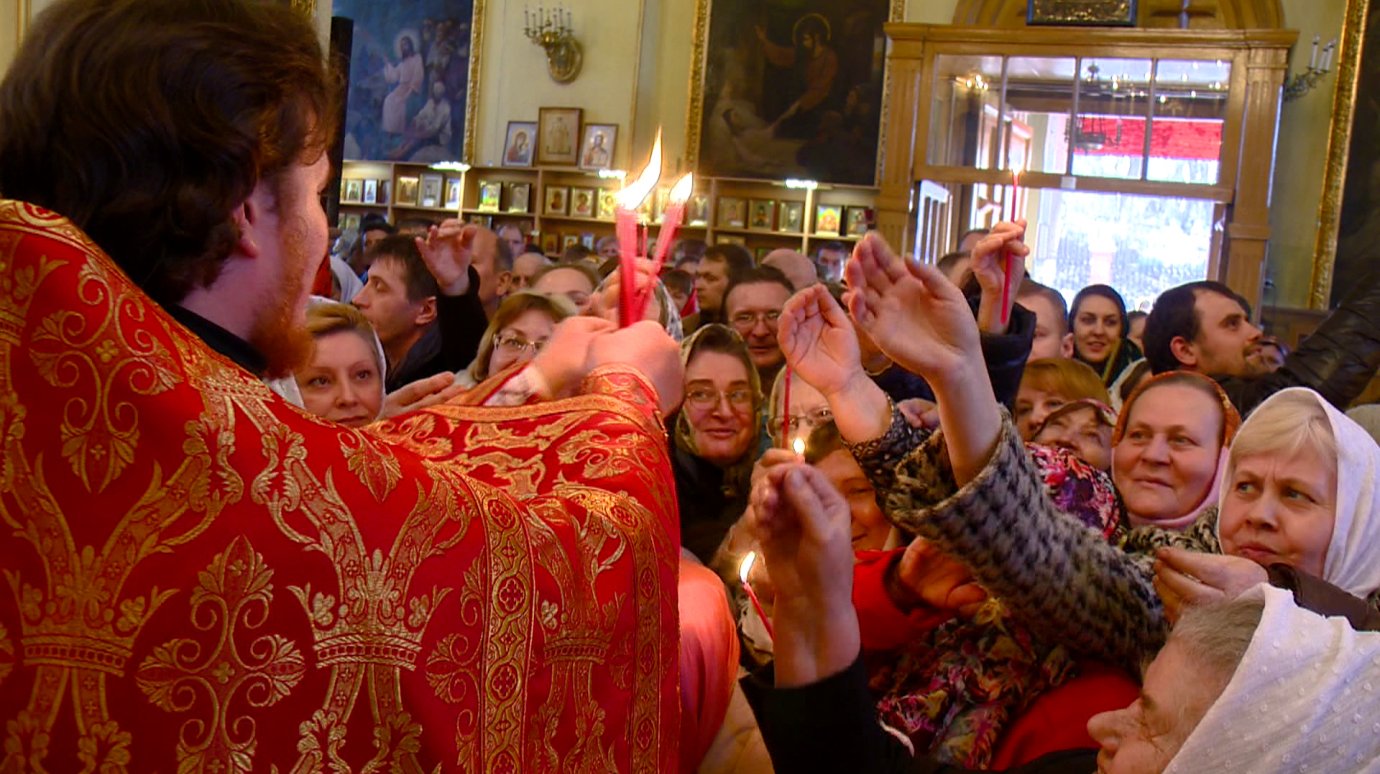 Прихожане Успенского собора получили частицу благодатного огня