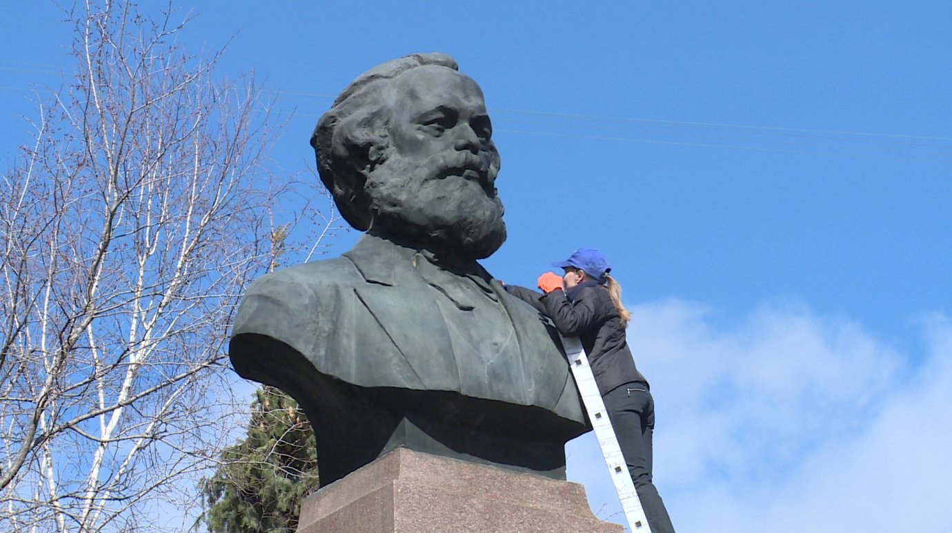 Сотрудники парка Белинского помыли бюст Карла Маркса