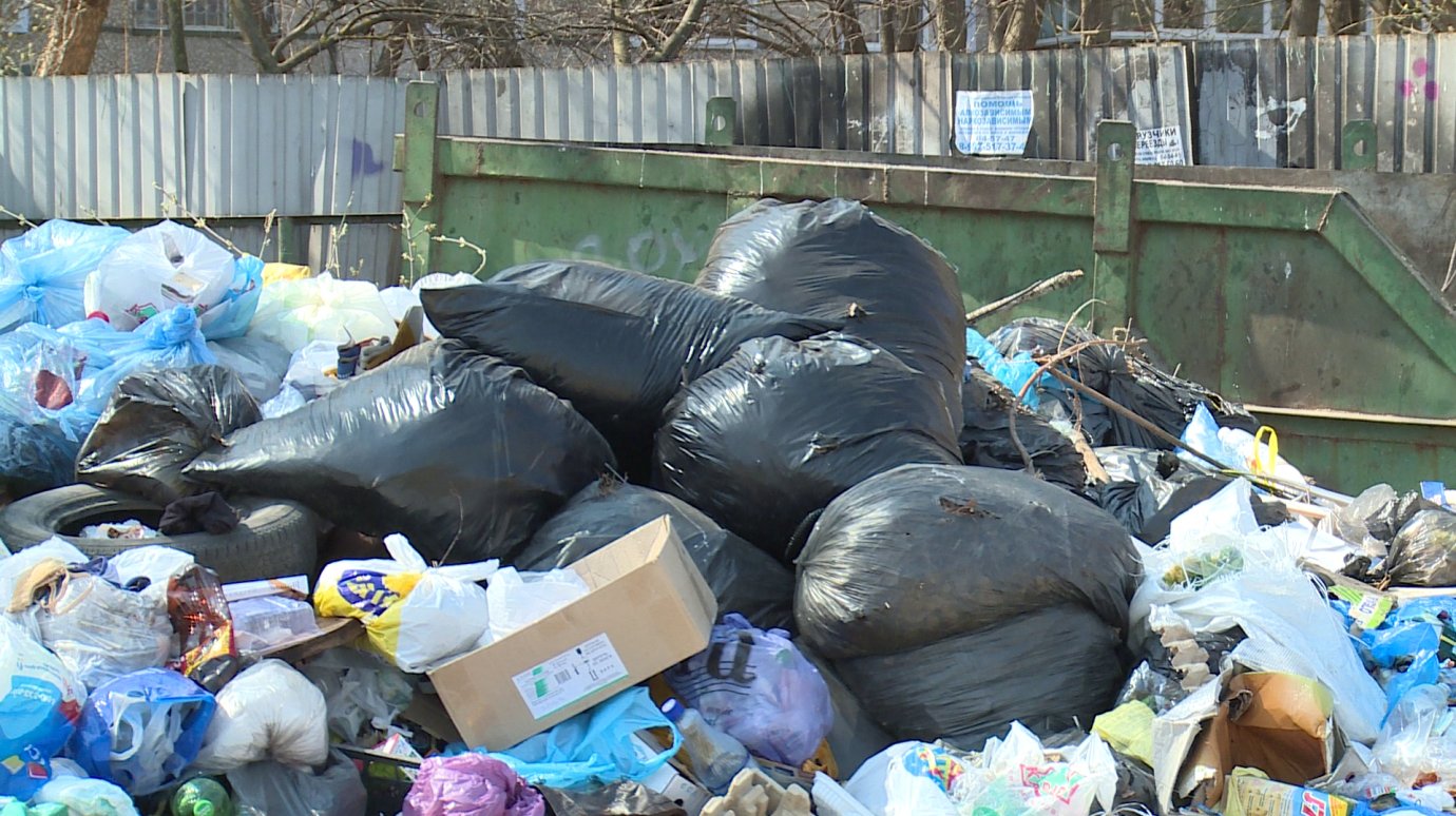 Жители ул. Ульяновской завалили контейнерную площадку мусором