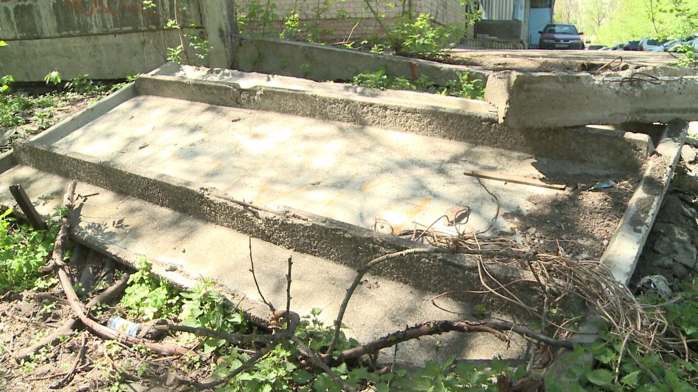 Коммунальщики не спешат ремонтировать забор на ул. Маршала Крылова