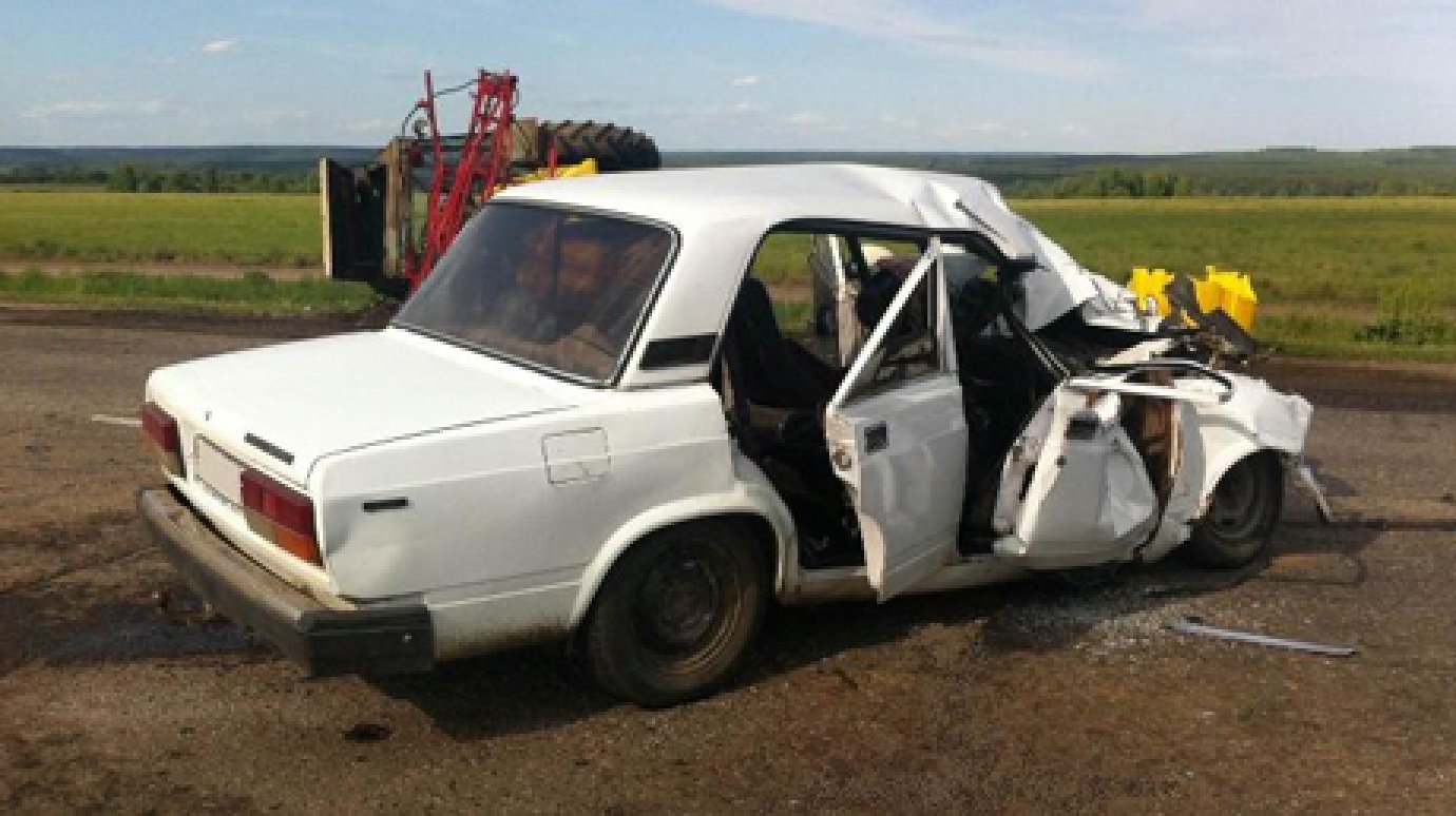 Пассажир ВАЗ-2107 погиб в ДТП с участием трактора под Нижней Елюзанью