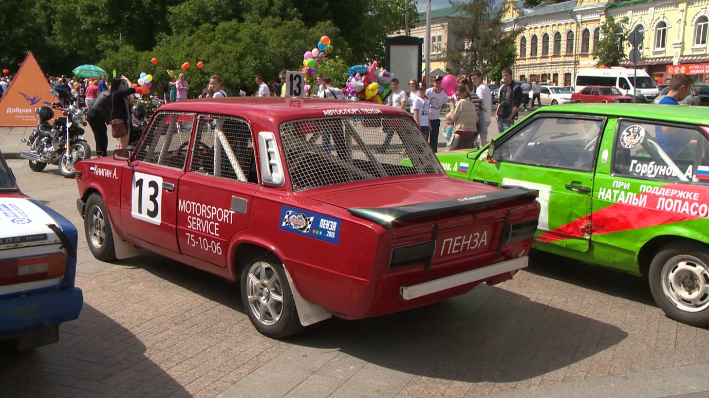 На улице Московской работала выставка гоночных автомобилей