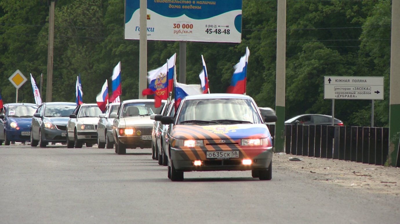 Более 50 машин приняли участие в автопробеге ко Дню России