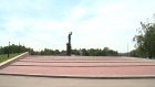 МУП «Зеленое хозяйство» благоустраивает территорию у памятника Победы