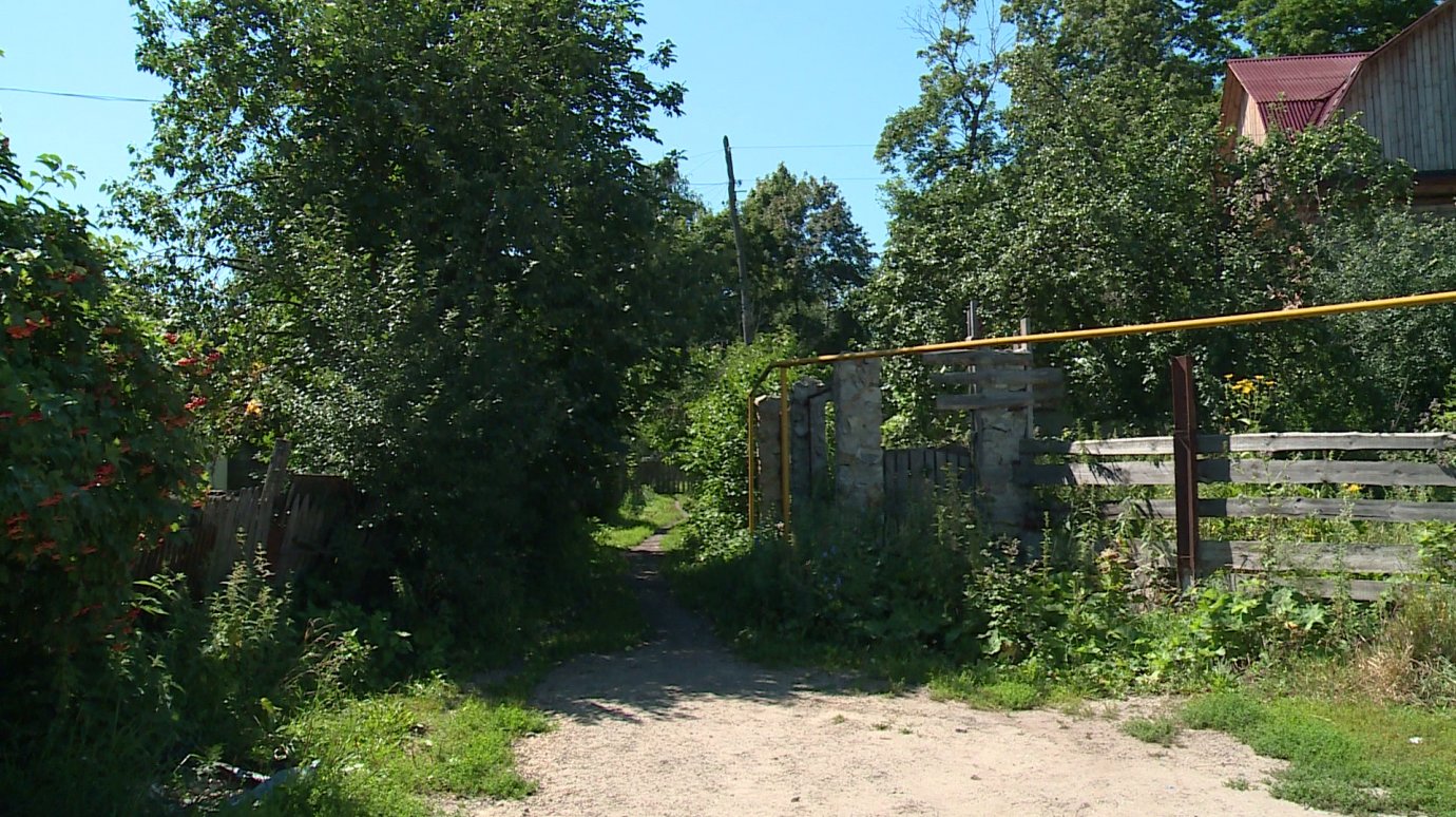 Дом жительницы Арбекова оказался замурован соседским забором