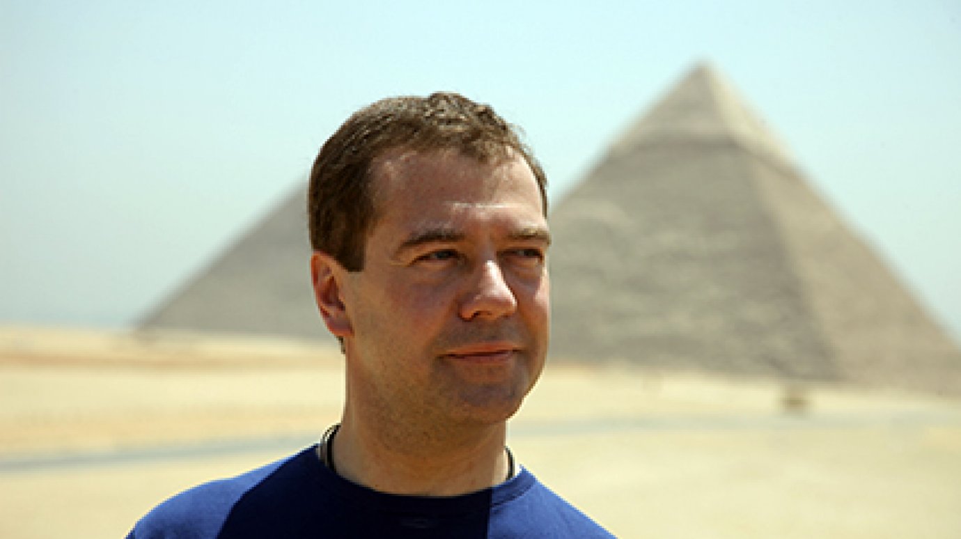 Медведев посоветовал россиянам съездить в Египет