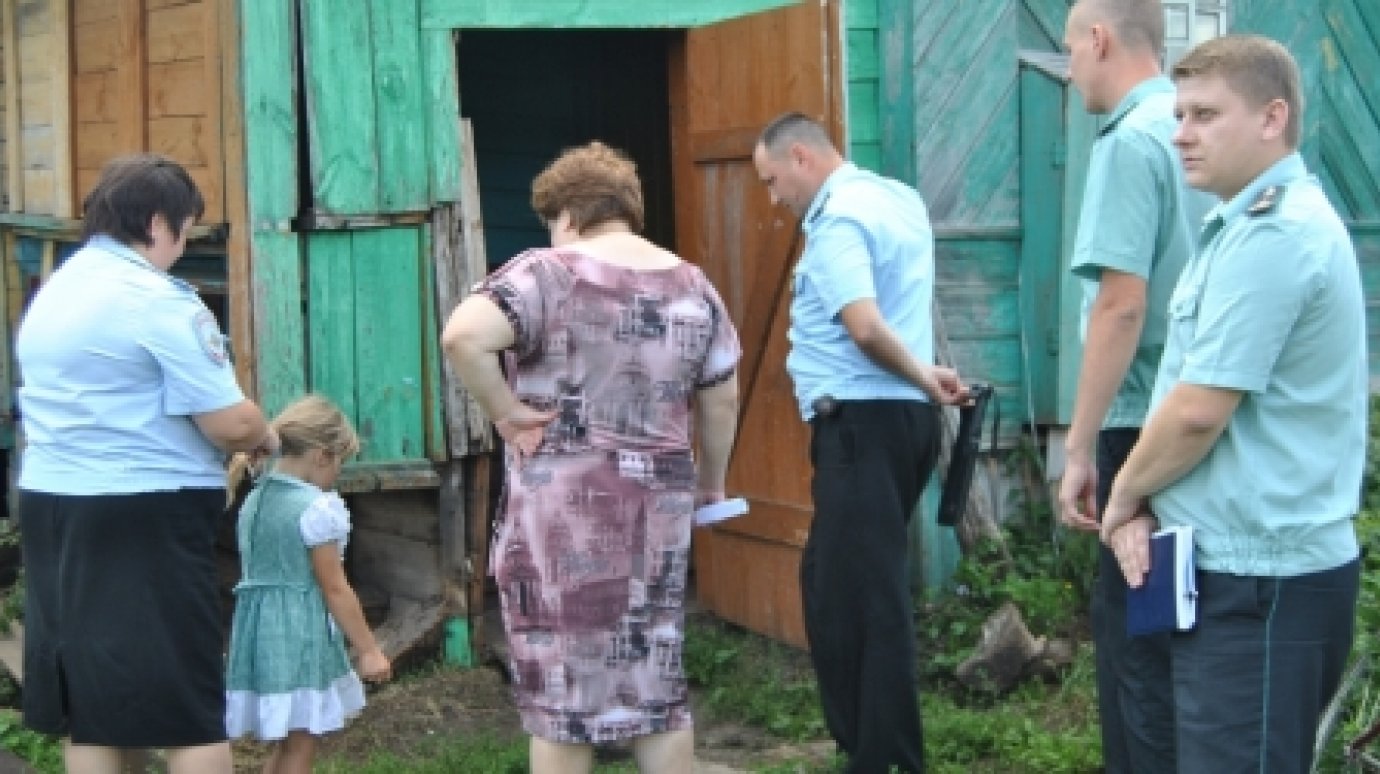 В Шемышейском районе у нерадивой матери забрали четверых детей