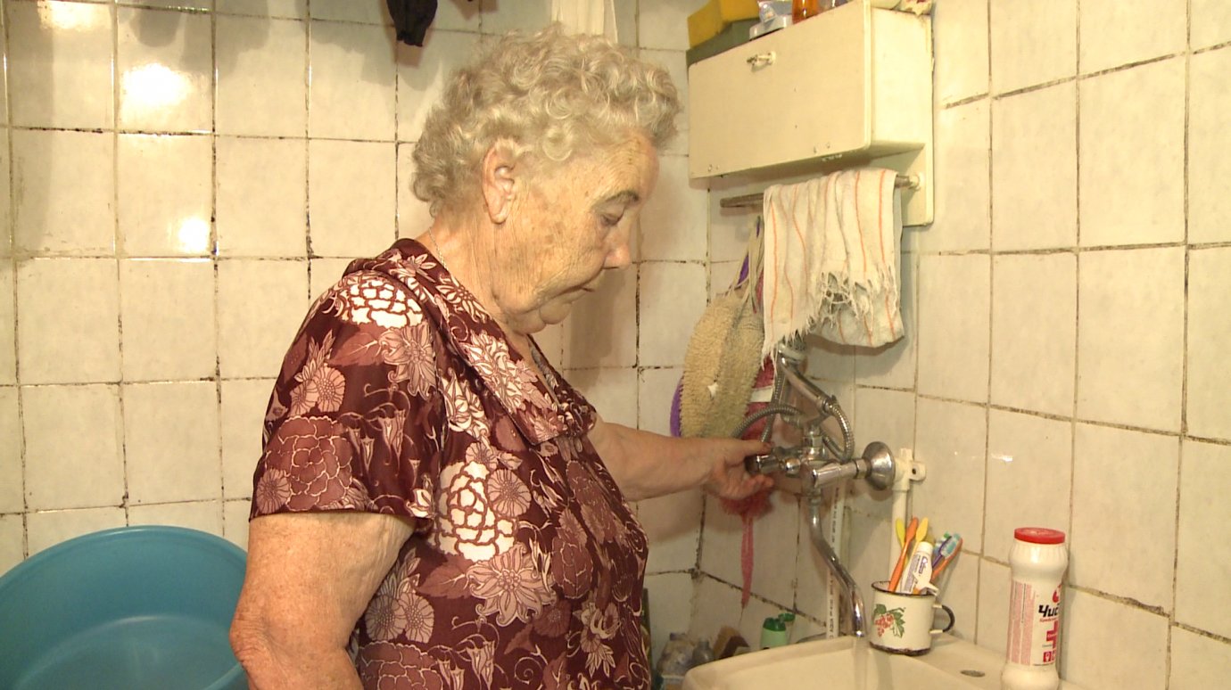 Жители дома на улице Карпинского страдают из-за отсутствия горячей воды