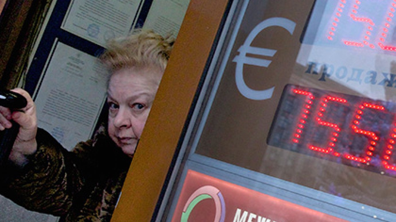 Официальный курс евро приблизился к 75 рублям