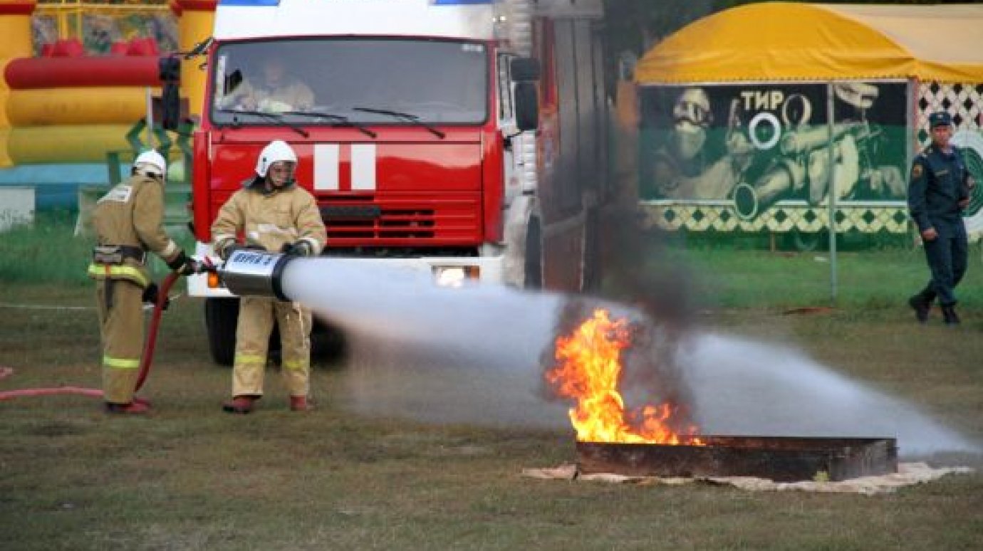 Зареченские пожарные показали горожанам свое умение