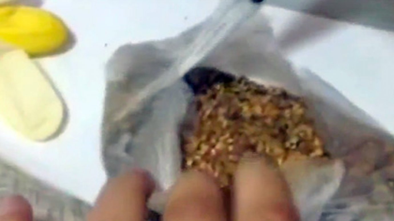 Магаданца задержали в аэропорту с четырьмя килограммами золотого песка