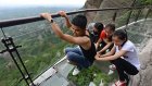 В Китае стеклянный мост треснул под ногами туристов