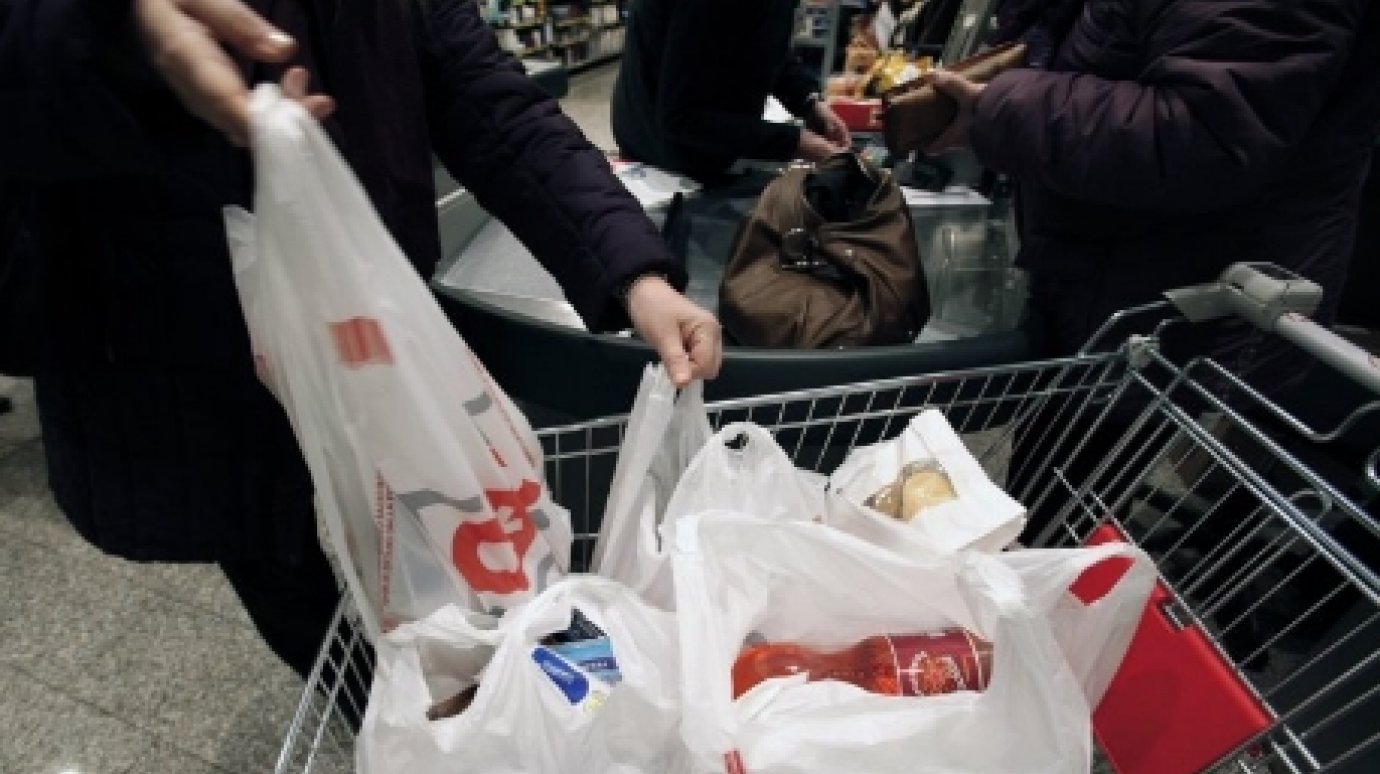 Работник ТЦ в Терновке украл у посетительницы пакеты с продуктами