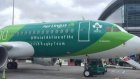 Пассажир летевшего в Дублин самолета укусил соседа и умер