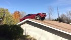 На дом пенсионерки из Мичигана упал красный Ford Mustang